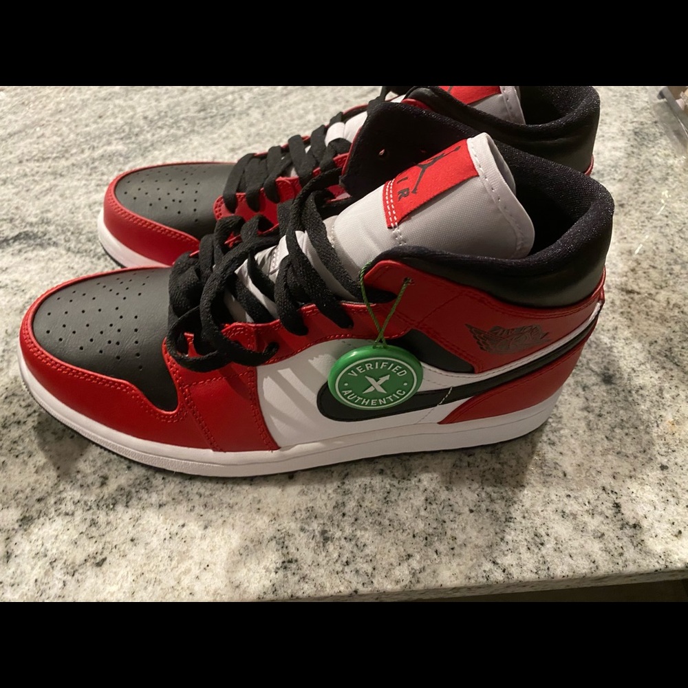 Jordan 1 Mid Chicago toe